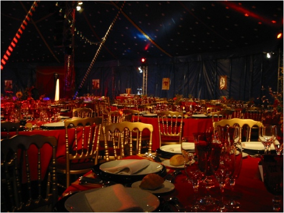 salle diner spectacle sous chapiteau cirque
